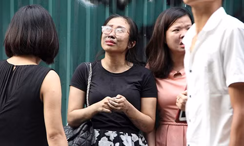 Nhiều nữ nhân viên mặt vẫn lấm lem, khóc sợ hãi sau vụ cháy.