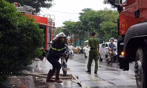 Ngay khi tiếp nhận thông tin lực lượng chức năng khẩn trương đến hiện trường để dập lửa.