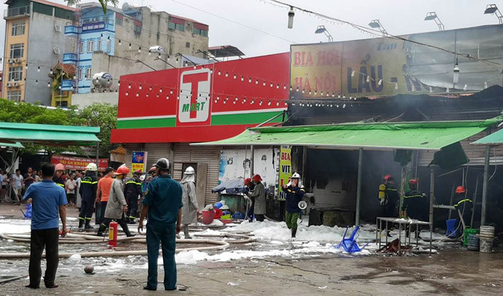 Tiếp nhận tin báo, Phòng Cảnh sát PCCC số 8 Hà Nội đã điều động xe cứu hỏa cùng nhiều cán bộ chiến sĩ đến hiện trường cháy quán bia để dập lửa. Đồng thời giải cứu những người bị mắc kẹt bên trong ra ngoài. Sau gần 1h đồng hồ chữa cháy, ngọn lửa cơ bản đã được khống chế.