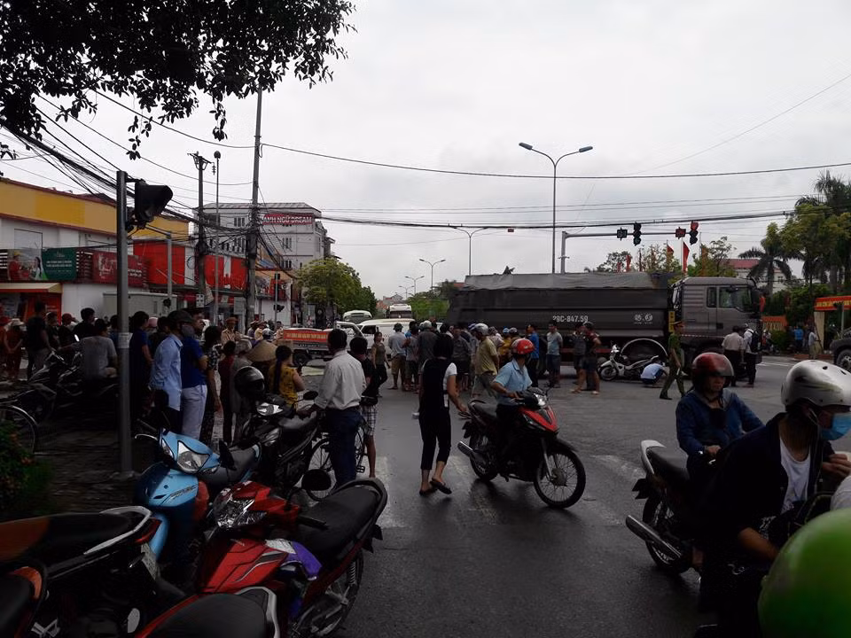 Tai nạn khiến giao thông khu vực ùn ứ.