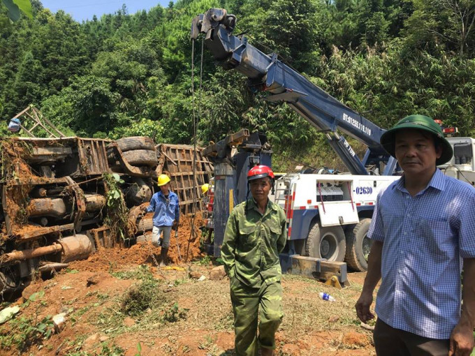 Ông Nguyễn Trung Thảo - Phó Chủ tịch UBND tỉnh Cao Bằng (tay phải) đã trực tiếp xuống hiện trường chỉ đạo công tác xử lý, giải quyết vụ tai nạn nghiêm trọng.