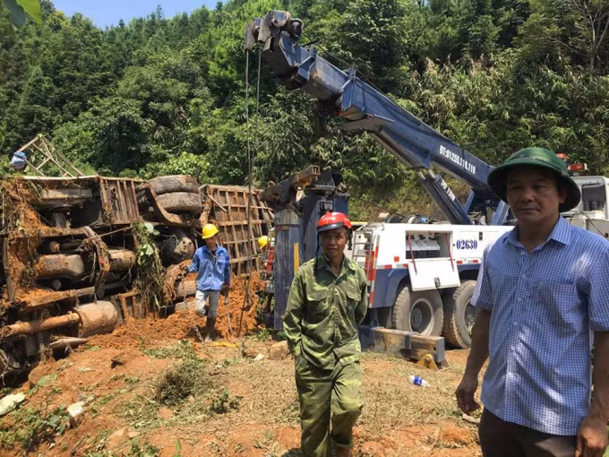 Ông Nguyễn Trung Thảo - Phó Chủ tịch UBND tỉnh Cao Bằng (tay phải) đã trực tiếp xuống hiện trường chỉ đạo công tác xử lý, giải quyết vụ tai nạn nghiêm trọng.