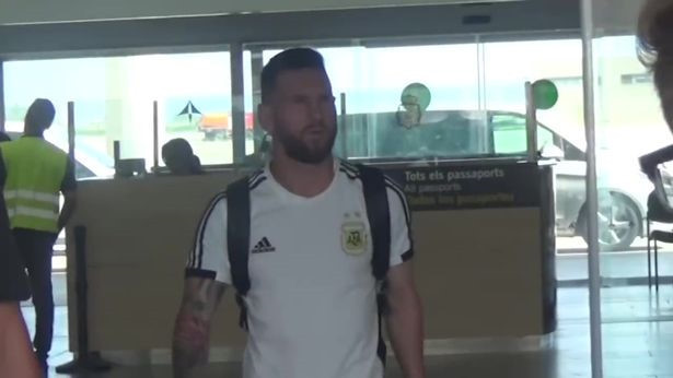 Messi đáp chuyến bay xuống Barcelona.