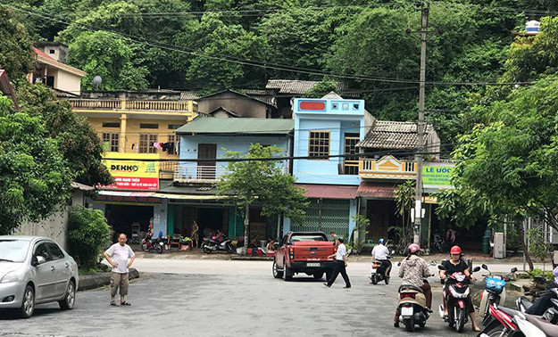 Sáng 20/7, sau khi ra quyết định tống đạt khởi tố vụ án, khởi tố bị can, bắt tạm giam 3 tháng đối với ông Vũ Trọng Lương - (sinh ngày 24/10/1978, tại thị trấn Việt Lâm, huyện Vị Xuyên, tỉnh Hà Giang) - Phó Trưởng phòng Khảo thí và quản lý chất lượng về tội “Lợi dụng chức vụ, quyền hạn trong khi thi hành công vụ”, Cơ quan An ninh điều tra Công an tỉnh Hà Giang đã tiến hành khám xét nhà riêng của ông Lương.