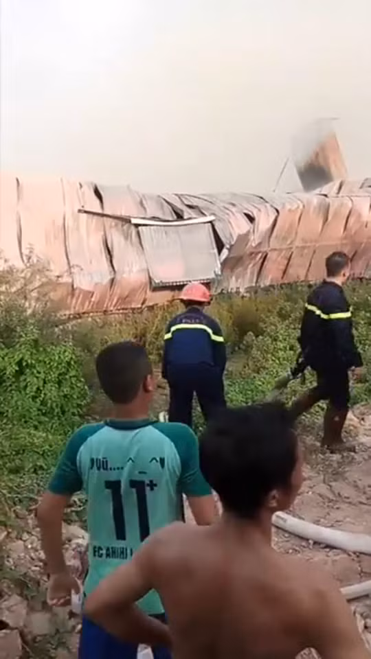 Lực lượng cứu hỏa khẩn trương dập lửa. Ảnh CTV.