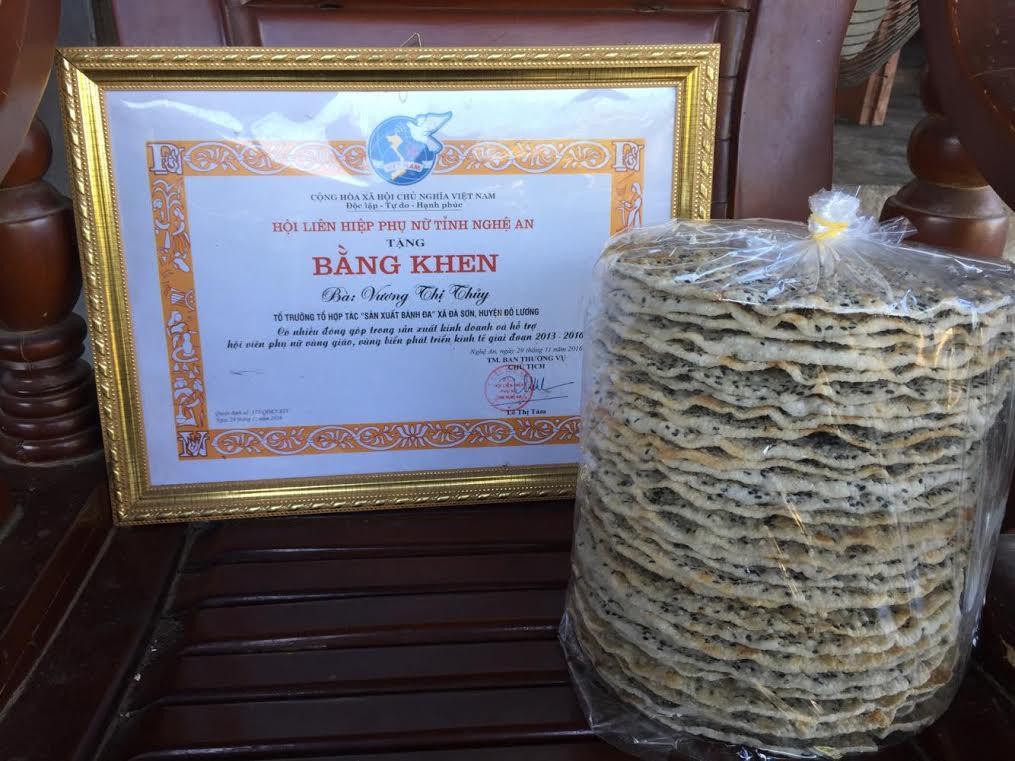 Nhiều hộ gia đình đã được hợp tác xã tặng bằng khen cho sản phẩm chất lượng. Ảnh: Mỹ Hà