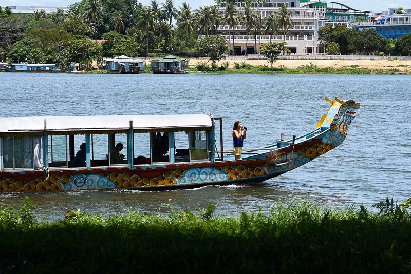 Thuyền rồng trên sông Hương cũng được nhiều du khách lựa chọn để hóng mát và ngắm cảnh. Ảnh: NGUYỄN DO