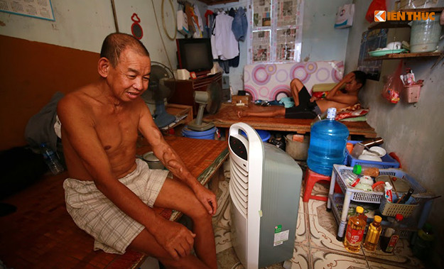 Một số người bệnh lớn tuổi khác may mắn được người thân “đầu tư” cho chiếc quạt phun sương, nhưng cũng chỉ làm giảm bớt được phần nào hơi nóng trong căn phòng ngột ngạt.
