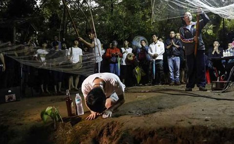 Người thân của 13 người mất tích đang khắc khoải chờ đợi từng tia hy vọng từ đội cứu hộ