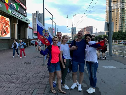 Người hâm mộ cầm cờ Nga và hô vang các khẩu hiệu.