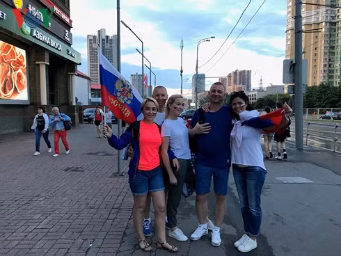 Người hâm mộ cầm cờ Nga và hô vang các khẩu hiệu.