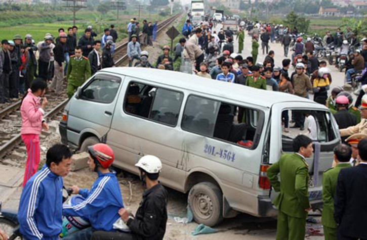 Những người thiệt mạng ngồi ở phần giữa và cuối xe, trong khi tài xế cùng 4 người ngồi ở phía đầu xe chỉ bị thương nhẹ.