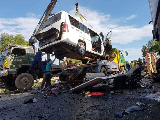 Tại hiện trường tai nạn, đầu xe rước dâu biến dạng hoàn toàn, điều đó cho thấy có khả năng xe đang chạy với tốc độ rất cao.