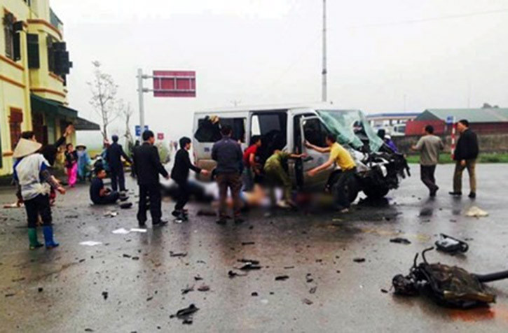 “Trước khi đi, nó chào và nói với tôi "gia đình con đi ăn cưới 2 ngày rồi về còn tiếp tục làm nhà để cho kịp tiến độ". Thế mà giờ nó không về nữa”, bà Liên, mẹ của một nạn nhân trong vụ tai nạn, nói giọng đau xót.