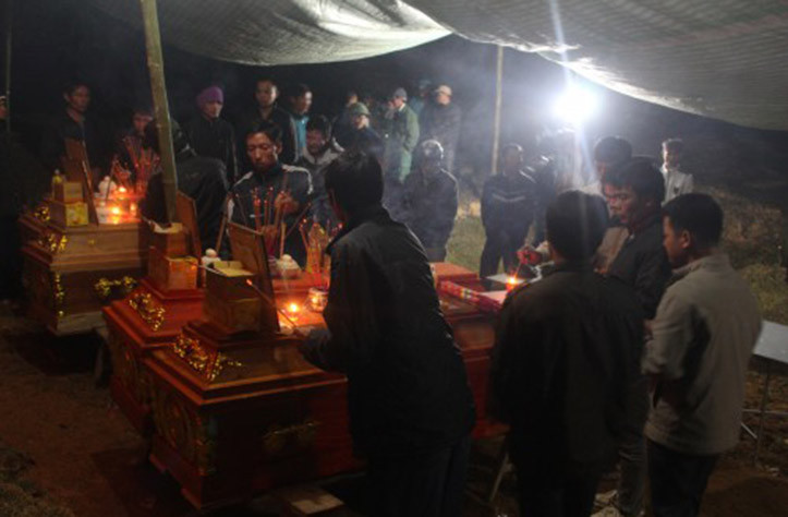 Theo thông tin ban đầu, khoảng 11h ngày 24/1/2015, bố chị Minh thuê một chiếc xe du lịch chở 13 người là anh em họ hàng trong gia đình xuất phát từ Nghệ An đi Hà Nội để kịp tham dự lễ cưới của con gái...