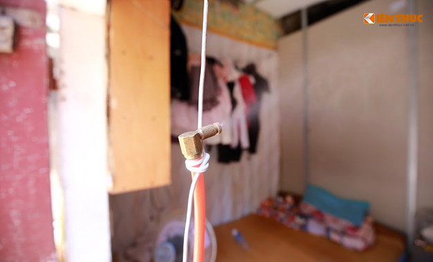 Một số gia đình khác không có điều kiện đành phải chế những chiếc vòi phun sương, hoặc chế những miếng xốp, dùng bạt dán trần phòng để giảm bớt hơi nóng