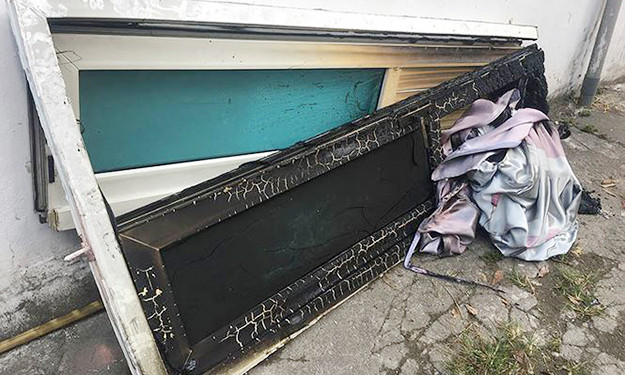 Do bị ngọn lửa do ông B. đốt cháy, cánh cửa và rèm nhà của nạn nhân bị cháy xém. Đến chiều cùng ngày sau khi cơ quan công an hoàn tất khám nghiệm hiện trường rời đi, thân nhân nạn nhân và hàng xóm mới bắt đầu dọn dẹp để chuẩn bị lo hậu sự cho nạn nhân H..