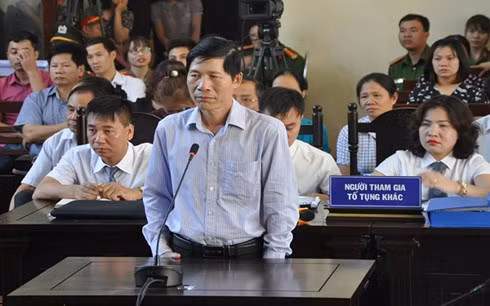 Ông Hoàng Đình Khiếu - Phó Giám đốc Bệnh viện Đa khoa tỉnh Hòa Bình trả lời tại phiên tòa xét xử vụ chạy thận làm 9 người tử vong trước đó.