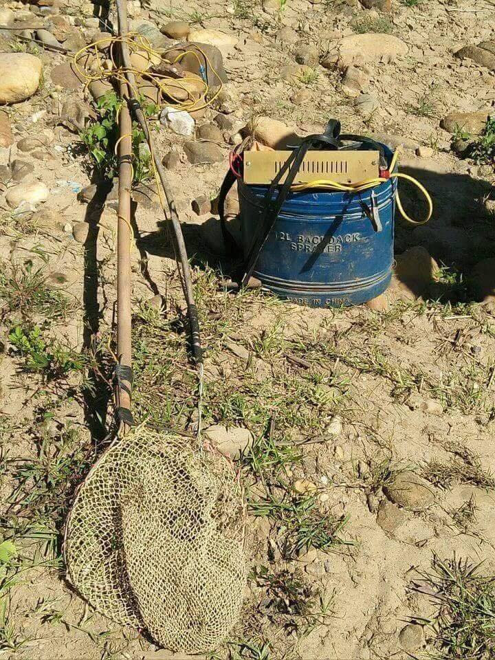 Chiếc kích điện đánh cá nằm cách chỗ nạn nhân tử vong không xa.