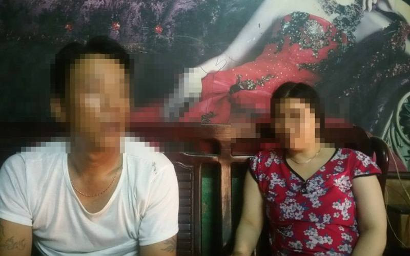 Ông H. và vợ của mình phản ánh vụ việc. Ảnh: Vietnamnet.