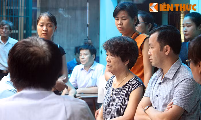 Mẹ của phi công Trí (người ngồi), thẫn thờ, khóc sưng mắt khi nhận được tin dữ về con trai.