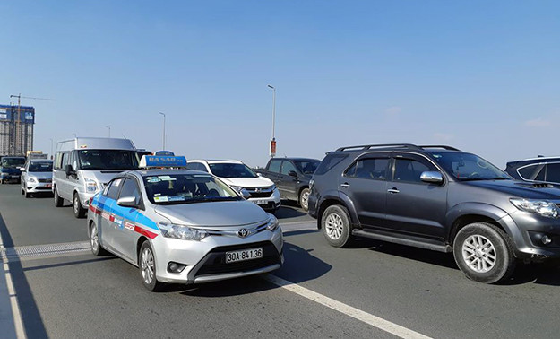 Ảnh hưởng của vụ tai nạn trên cầu Nhật Tân khiến các phương tiện "bò như rùa".