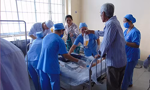 Bác sĩ điều trị cho bệnh nhân là nạn nhân của vụ truy sát. Ảnh Vietnamnet.