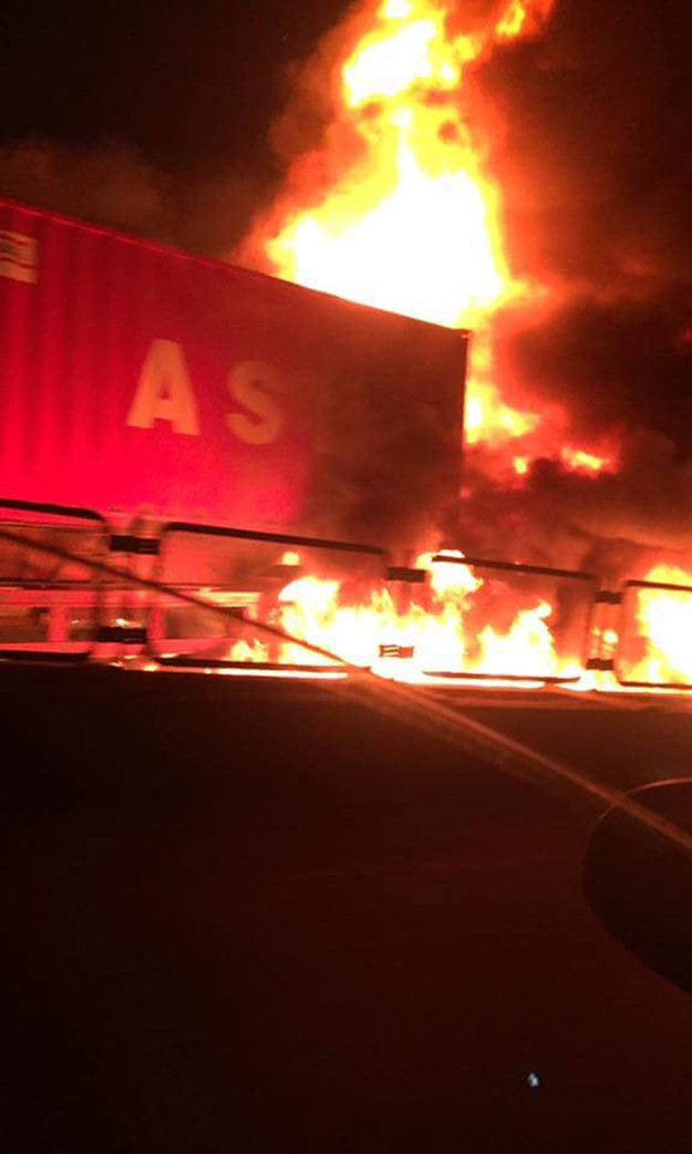 Theo thông tin ban đầu, thời điểm trên chiếc xe khách đang di chuyển thi đâm vào đuôi xe container rồi bốc cháy ngùn ngụt.