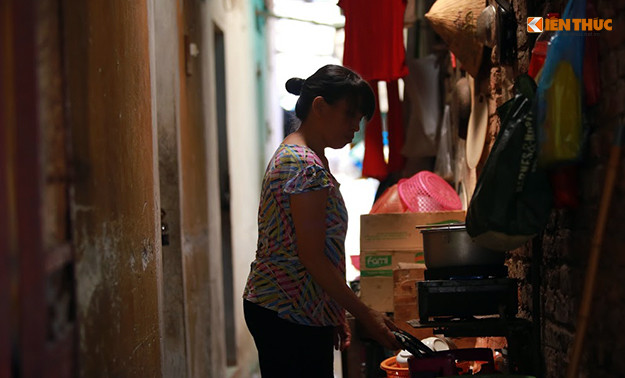 Bên cạnh việc phải lo chữa trị bệnh tật, thì thời tiết nắng nóng càng khiến cuộc sống của những người dân ở xóm chạy thận Lê Thanh Nghị vất vả, khó khăn hơn.