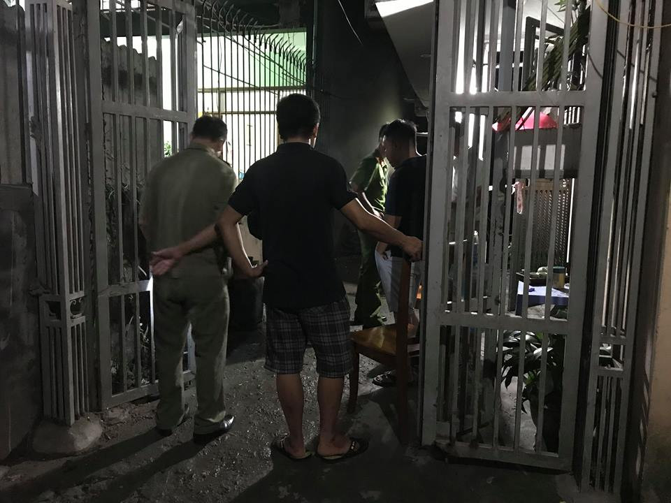 Công an khám nghiệm hiện trường.