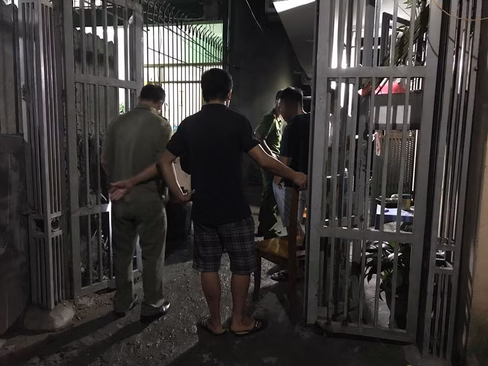 Công an khám nghiệm hiện trường.