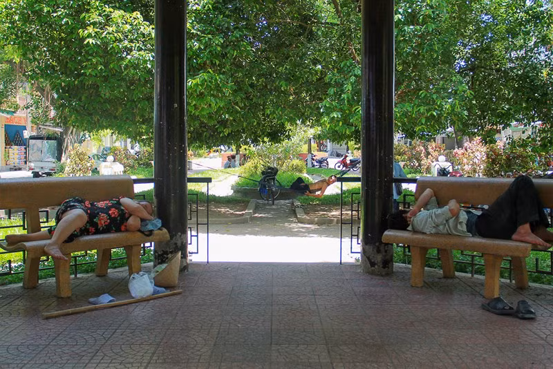 Nhiều người còn tận dụng những bãi cỏ xanh, công viên mát để ngả lưng, nằm nghỉ ngơi. Ảnh: NGUYỄN DO