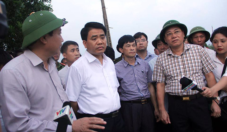 Ngay trong chiều tối nay, ông Nguyễn Đức Chung - Chủ tịch UBND TP Hà Nội cùng lãnh đạo Bộ NN&amp;PTNT đã đi kiểm tra đê tả sông Bùi. Qua kiểm tra thực tế, Chủ tịch Chung cho biết thành phố sẽ cung cấp thêm 10.000 bao cát và yêu cầu các lực lượng của huyện triển khai khẩn trương đắp bao cát cao thêm 50cm để cố gắng giữ cho mực nước sông Bùi không tràn vào bên tả.