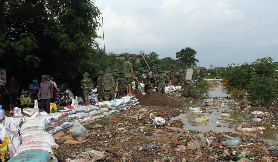 Bên cạnh đó, Chủ tịch Hà Nội đề nghị huyện Chương Mỹ tiếp tục kêu gọi người dân thuộc các xã trong khu vực đê tả Bùi khẩn trương thu dọn đồ đạc chuyển lên tầng 2 của nhà, phòng ngừa trường hợp xấu nhất là có mưa to và lũ lớn thì phải khẩn trương di chuyển 14.000 hộ dân này. Tuyệt đối không để xảy ra tai nạn đáng tiếc nào.