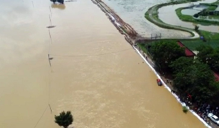 Đoạn đê chạy qua xã Thanh Bình (Chương Mỹ) dài hơn 2km đang đứng trước nguy cơ nước lũ tràn qua.