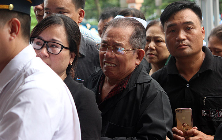 Ông Phạm Văn Vĩnh (bố đẻ của Đại tá Phạm Giang Nam) khóc cạn nước mắt.