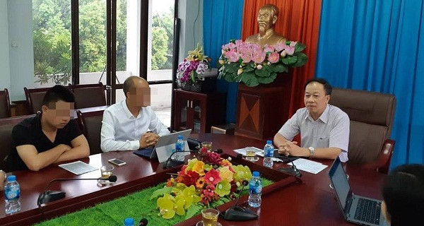 Ông Trần Quốc Tuấn - Giám đốc Sở Giáo dục và Đào tạo đang trao đổi với các PV về thông tin sự việc.