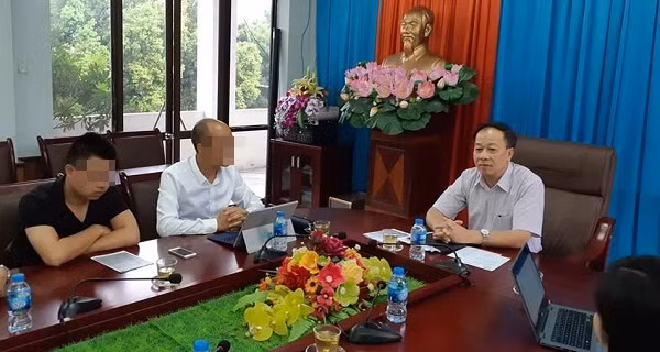 Ông Trần Quốc Tuấn - Giám đốc Sở Giáo dục và Đào tạo đang trao đổi với các PV về thông tin sự việc.