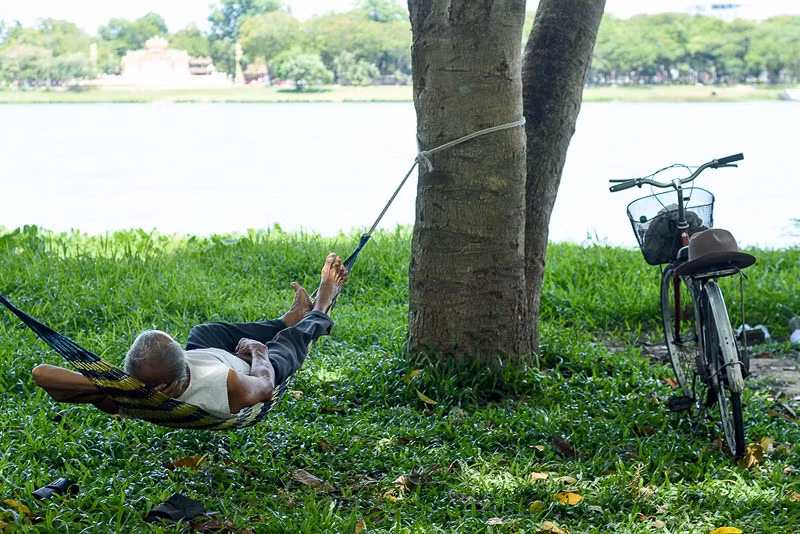 Theo ghi nhận tại tỉnh Thừa Thiên-Huế, cái nóng và oi bức bắt đầu từ sáng. Nhiệt độ trong ngày cao nhất ghi nhận từ 37 đến 40 độ C khiến nhiều người ra đường trong trạng thái bịt kín người. Để tránh nóng, người dân TP Huế chọn những công viên dọc bờ sông Hương làm địa điểm tránh nắng. Ảnh: NGUYỄN DO