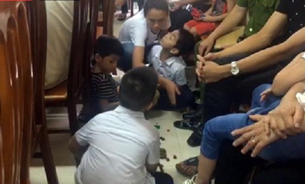 Cả hai cháu bé vụ trao nhầm con đều chơi rất vui vẻ tại phòng hội trường.