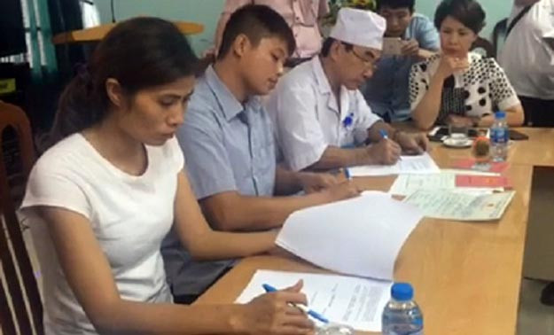 Đại diện Bệnh viện đa khoa huyện Ba Vì và gia đình anh Sơn, chị Hương ký các giấy tờ, thủ tục pháp lý trước khi hai cháu bé chính thức về với bố mẹ đẻ.