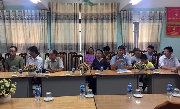 Rất đông họ hàng của gia đình anh Phùng Giang Sơn cũng đi theo cùng đến bệnh viện để chứng kiến giây phút hai gia đình chính thức nhận lại con sau vụ trao nhầm con ở Ba Vì.