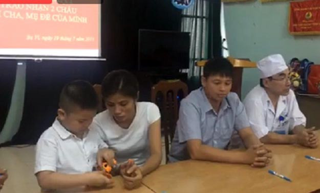 Cháu Đào N.M, liên tục quấn lấy mẹ Hương (con đẻ gia đình anh Sơn được chị Hương nuôi) tại buổi gặp mặt. Trong khi đó, chị Hương luôn buồn bã, thỉnh thoảng lấy tay gạt đi nước mắt vì xúc động.