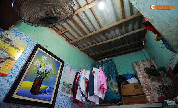 Một số căn phòng che bằng mái tôn khác do quá nóng, người bệnh đành phải bỏ ra ngoài cho thoáng mát.