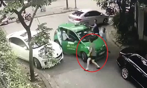 Khoi to chu xe Mercedes danh tai xe taxi Mai Linh phun mau