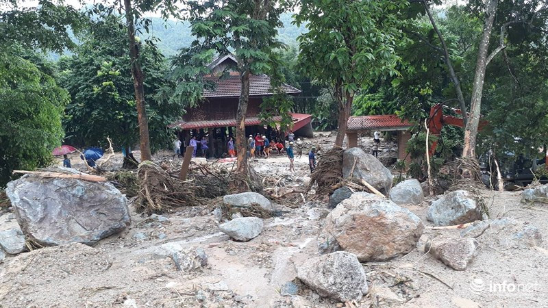 Tại hiện trường, hàng trăm khối đất đá vẫn còn nằm ngổn ngang khắp nơi. Nước lớn đã vùi lấp và đẩy cả 3 ngôi nhà ở bản Hắc theo dòng nước. Ảnh Infonet.