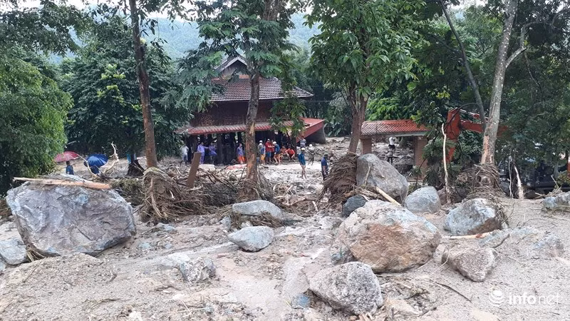 Tại hiện trường, hàng trăm khối đất đá vẫn còn nằm ngổn ngang khắp nơi. Nước lớn đã vùi lấp và đẩy cả 3 ngôi nhà ở bản Hắc theo dòng nước. Ảnh Infonet.