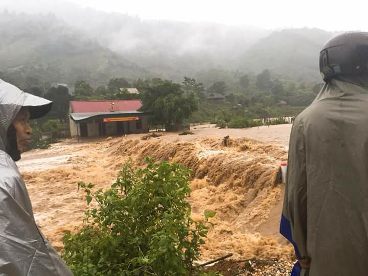 Nước lũ ở trên địa bàn miền núi tỉnh Nghệ An diễn biến phức tạp. Ảnh Người đưa tin.