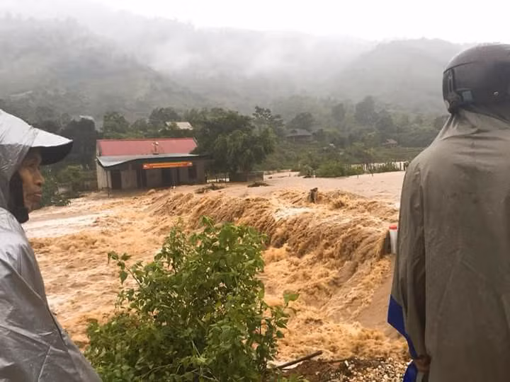 Nước lũ ở trên địa bàn miền núi tỉnh Nghệ An diễn biến phức tạp. Ảnh Người đưa tin.