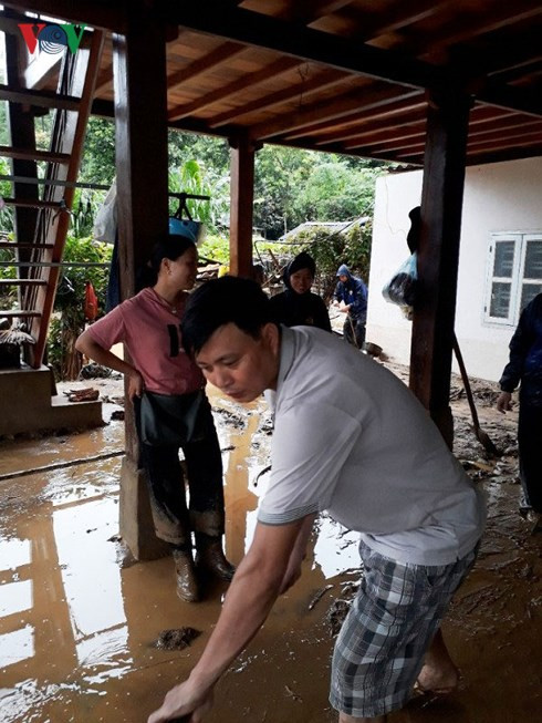 Hình ảnh người dân xã Sơn Lương (huyện Văn Chấn) đang hì hục dọn dẹp bùn đất do mưa bão chảy vào nhà. Lãnh đạo tỉnh Yên Bái, các địa phương và các ngành chức năng ở Yên Bái vẫn đang trực tiếp có mặt ở cơ sở kiểm tra tình hình mưa lũ; động viên thăm hỏi các gia đình bị thiệt hại... Nguồn VOV.